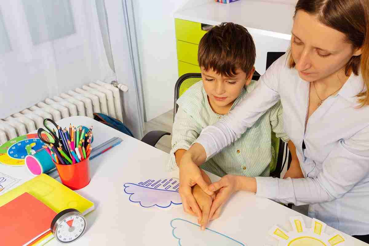 Terapeuta durante la terapia ABA junto al niño
