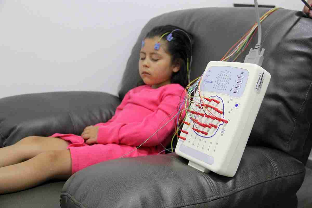 Niña dormida en estudio neurológico